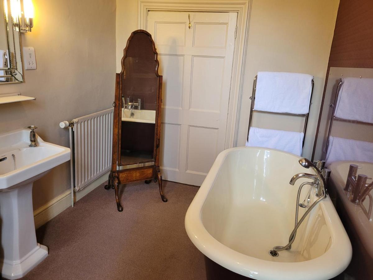 The Old Vicarage Bed & Breakfast Kington  Bagian luar foto